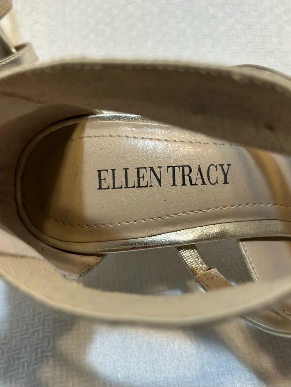 Ellen Tracy Darcie Strappy Edge Sandals in Champagne Gold. Women's Size 8.5M
